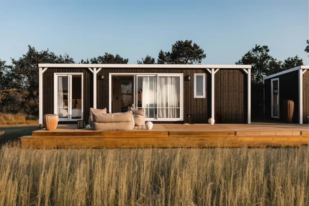 Mobil-home neuf à vendre dans un camping 4 étoiles – lodge extérieur avec terrasse